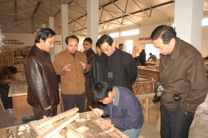 我会一直关注学校的——南京实佳基础设施建设开发有限责任公司牛春星总经理一行考察木工学校