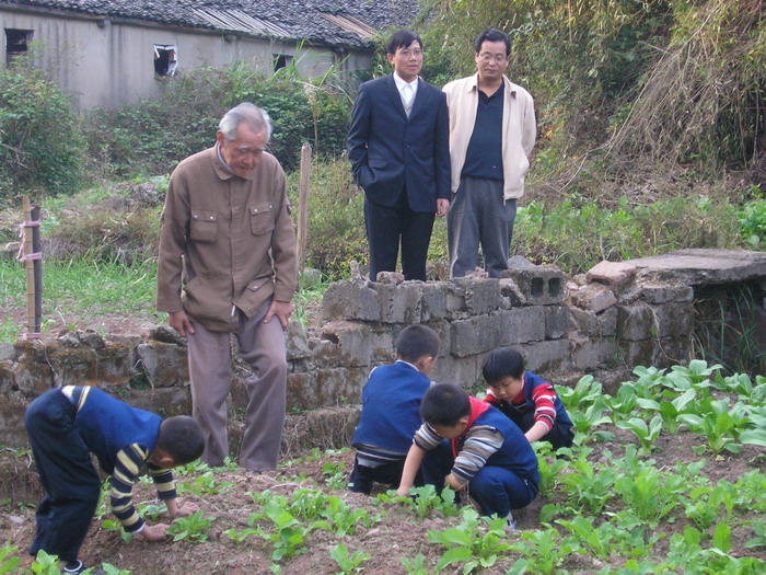 胡国枢教授观看学生劳动