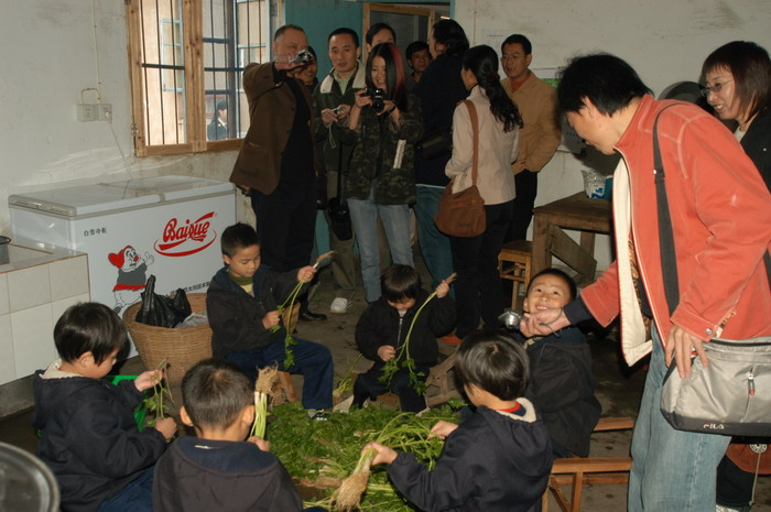 观看孩子们拣菜