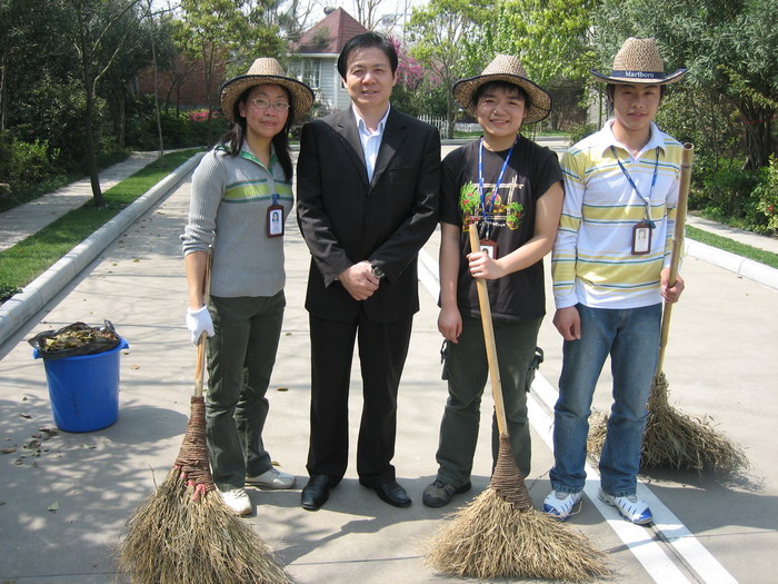 汪中求（左二）和计财中心经理张永琴（左一）、管家中心职员合影