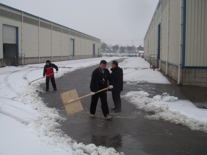 大雪中扫出的通道