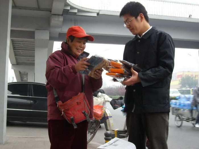 西城区送报员张秀华笑容满面的挑选自己合适喜欢的手套