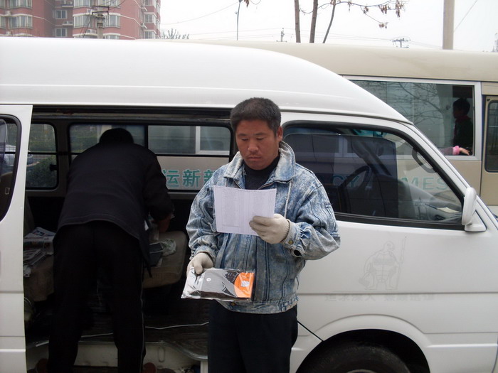  花园桥区域送报员曹瑞良正在挑选自己合适喜欢的手套