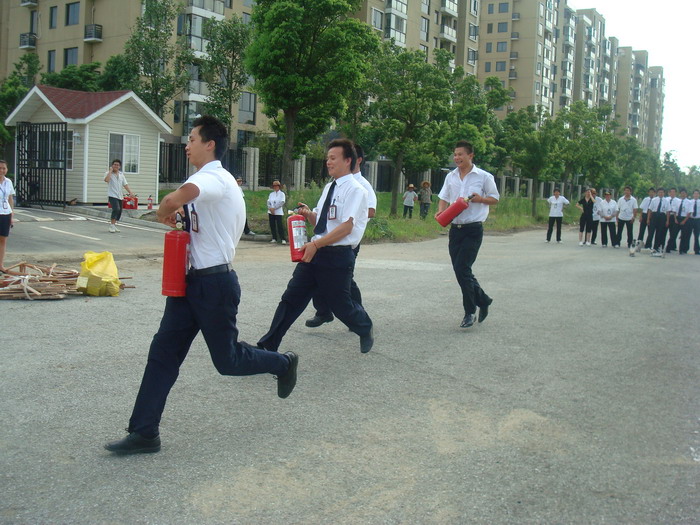 保安冲向着火点