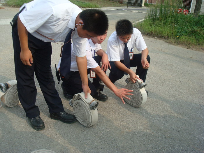 示范怎样拿水龙带