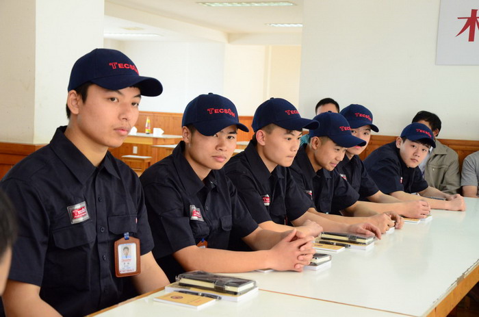 阳光帅气的见习生